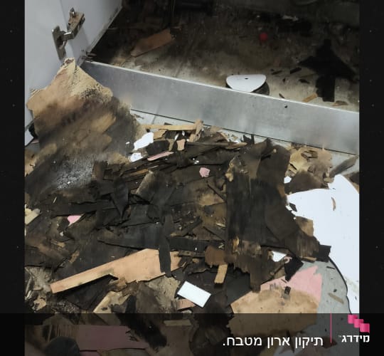 שברי עץ מתחת לכיור במטבח